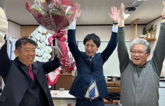 自民党公認で当選した北村哲夫氏（左）、大東市を選挙区とする自民党衆議院大阪12区の北川晋平支部長（中央）