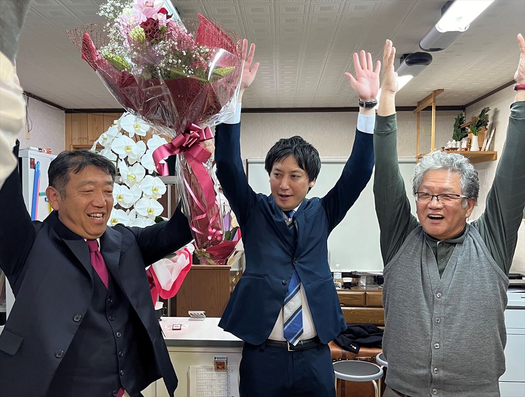 自民党公認で当選した北村哲夫氏（左）、大東市を選挙区とする自民党衆議院大阪12区の北川晋平支部長（中央）