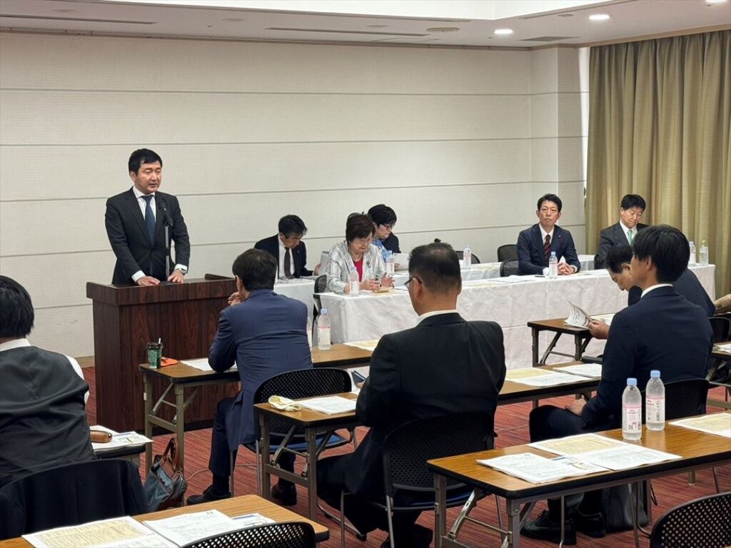 自民党大阪の政務調査会（会長・柳本顕衆院議員）は４月28日“地方議員政策会議”を開き、国・地方における重点政策などについて意見交換しました。