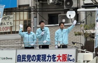 マイクを握る須藤奨太議員（天王寺区）