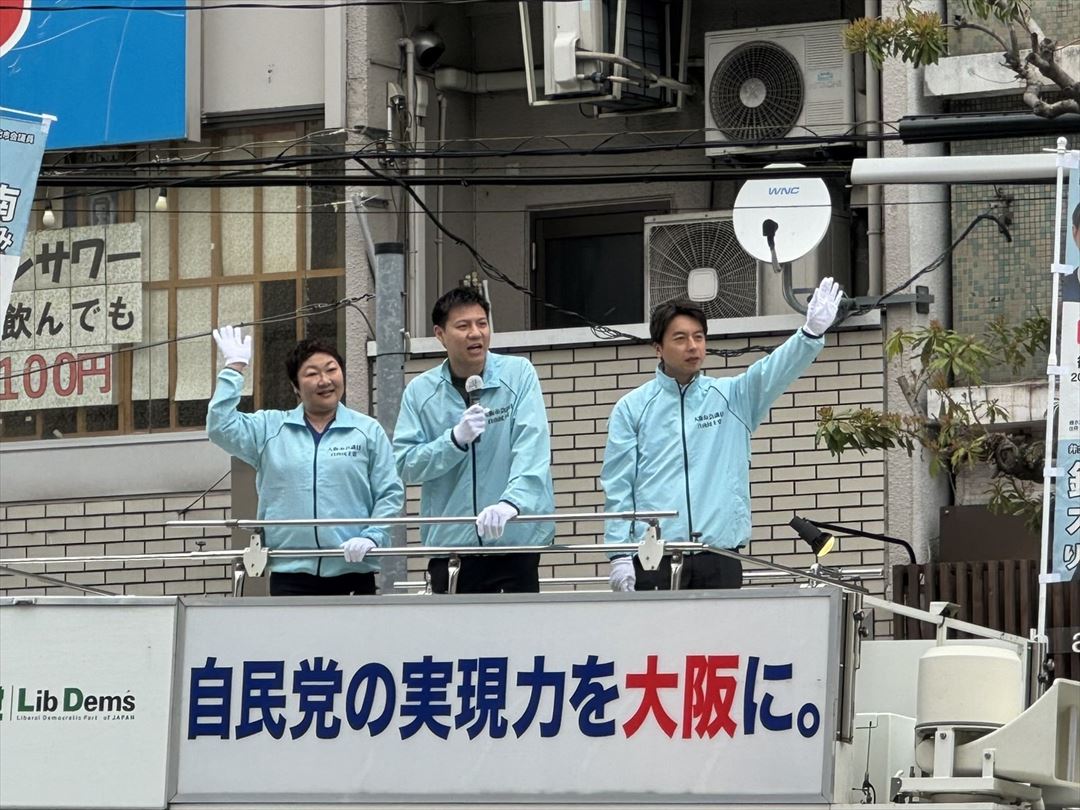 マイクを握る須藤奨太議員（天王寺区）