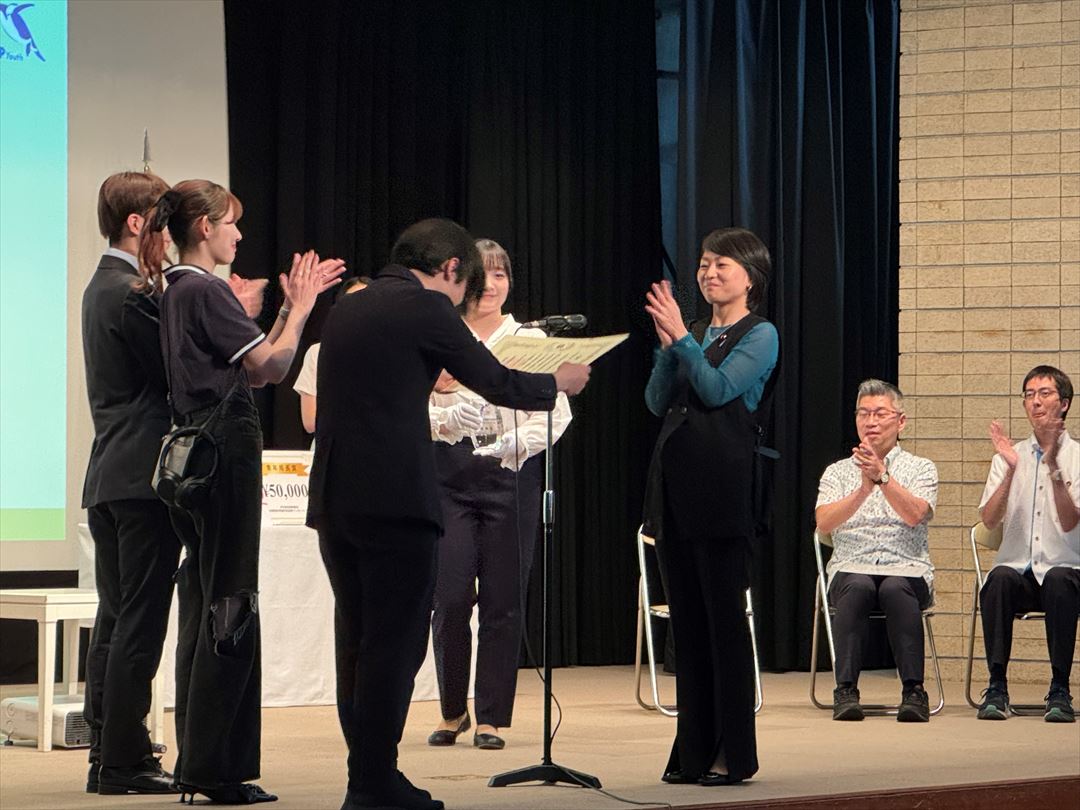 鈴木貴子党青年局長より総裁賞を授与される自民党大阪学生部員ら