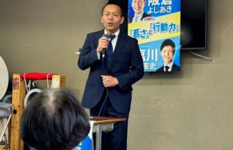 開所式に集まった支援者らに決意を述べる阪倉禎明氏