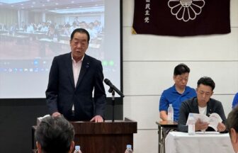 総会の開会にあたりあいさつする浅岡正広市町村議員連盟会長