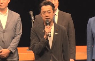 冒頭あいさつする谷川とむ府連会長