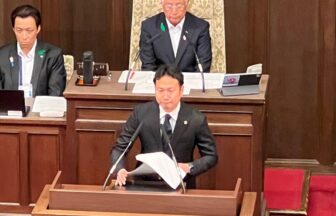 代表質問をする由井聖太大阪府議会議員