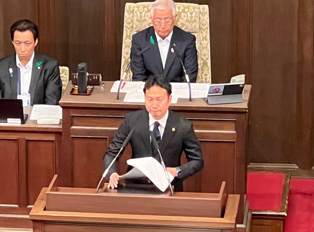 代表質問をする由井聖太大阪府議会議員