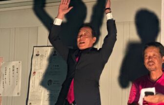 河南町議選　当選の報を受け万歳三唱する浅岡正広氏