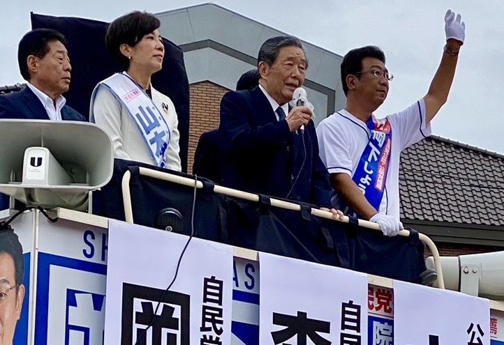 17区：岡下しょうへい候補、16区：山本自民党・公明党の合同演説会で山本かなえ候補（自民党推薦）に対する支援を訴える森山裕自民党幹事長