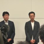 自民・公明合同で勉強会を開催 終了後、会見に応じる谷川とむ府連会長(右)と石川博崇公明党大阪府本部代表(左)