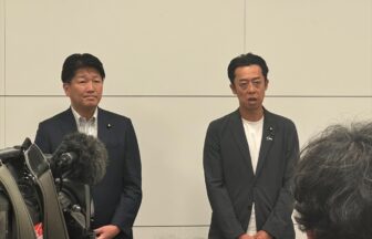 自民・公明合同で勉強会を開催 終了後、会見に応じる谷川とむ府連会長(右)と石川博崇公明党大阪府本部代表(左)