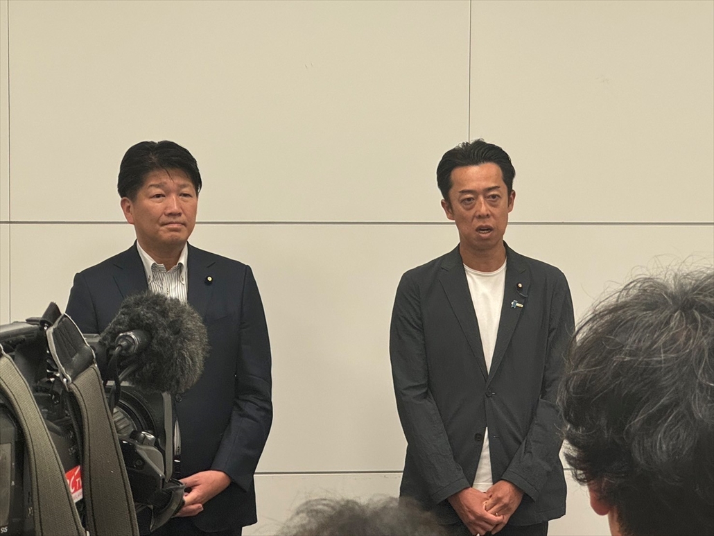 自民・公明合同で勉強会を開催
終了後、会見に応じる谷川とむ府連会長(右)と石川博崇公明党大阪府本部代表(左)